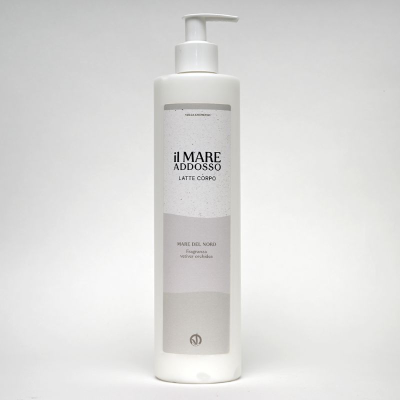 Mare del Nord Latte corpo – Fragranza fiorito aromatica, Vetiver e Orchidea il mare addosso latte corpo con estratti di mare é un fluido nutriente elasticizzante. a base di olio di argan e vitamina E.